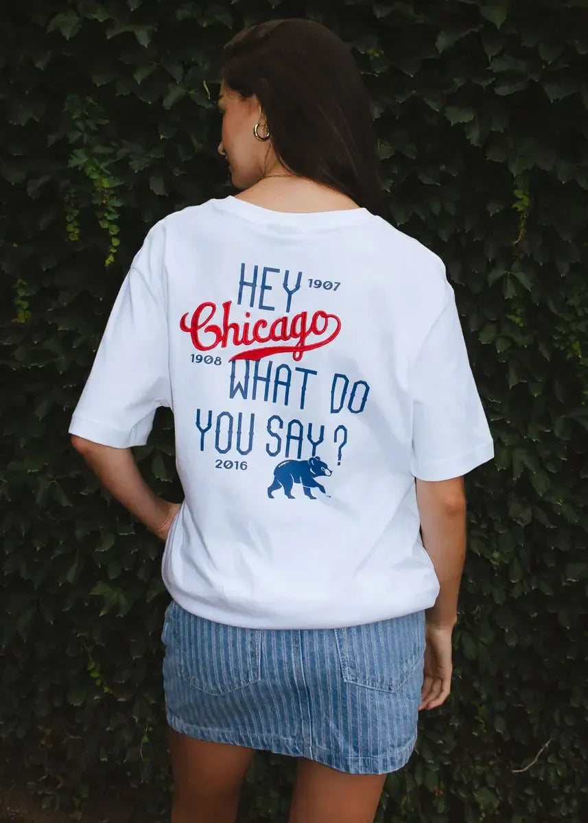 Chicago Cubs X Alice & Wonder Hey Chicago Oversized White Tee Short Sleeve Tees NEW ERA CAP COMPANY INC